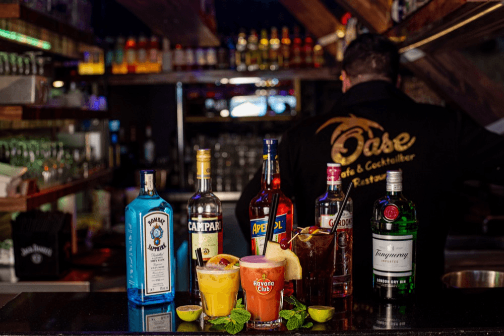 Oase Deluxe — Happy Hour Cocktails